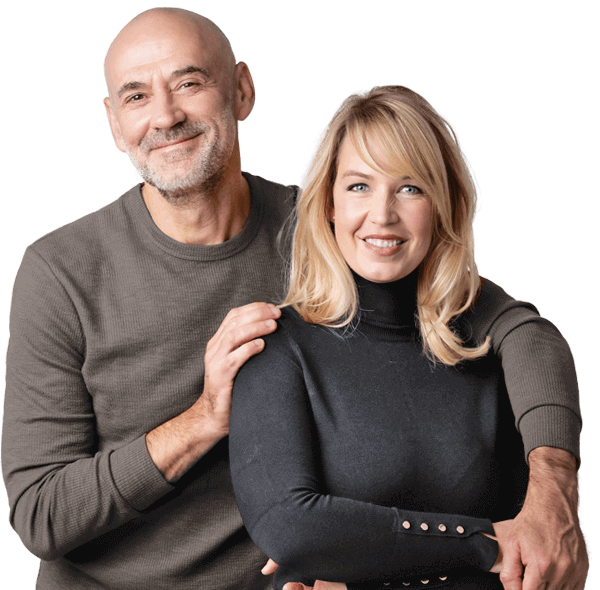 Gl�ckliches Ehepaar vertraut auf Immobilienmakler Muster Immobilien