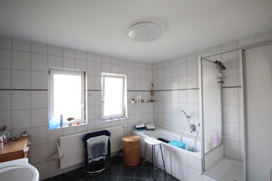 Gro�z�ges Badezimmer EG Mehrfamilienhaus Heppenheim (Bergstra�e) / Sonderbach