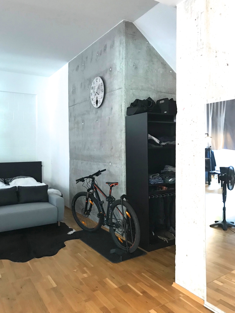 Sichtbetonwand/Schranknische Etagenwohnung Heppenheim