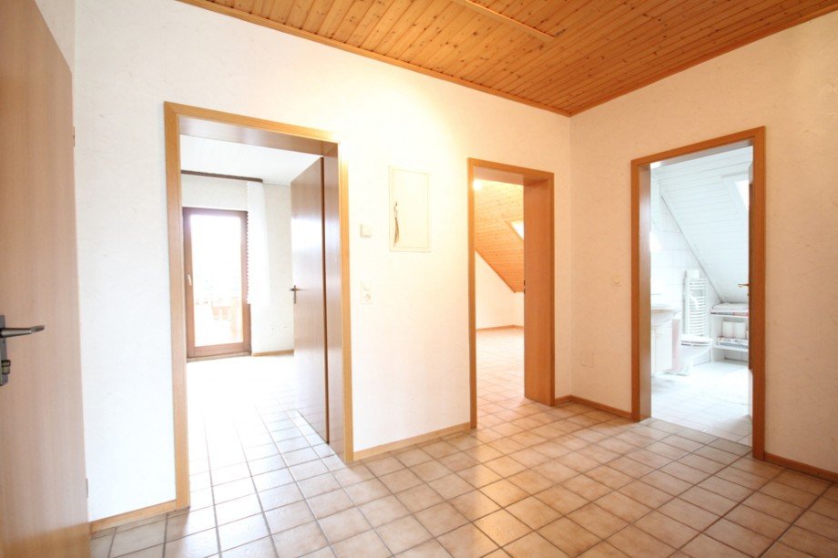 Ger�umiger Diele_DG Mehrfamilienhaus Wald-Michelbach