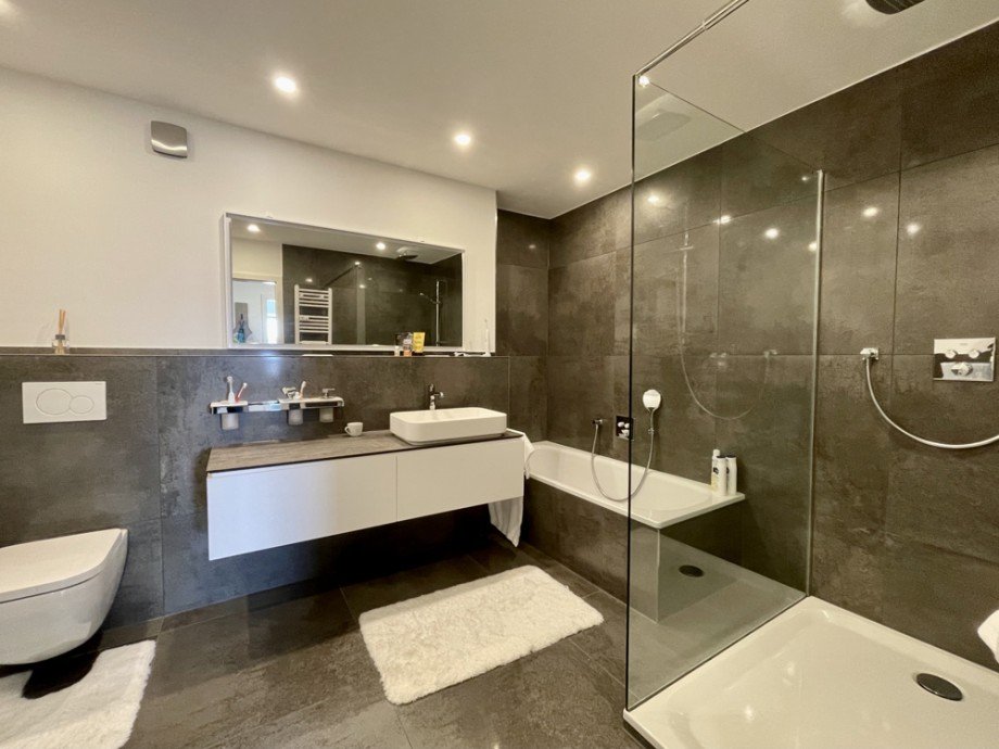 Designer Dusch-und Wannenbad Etagenwohnung Laudenbach