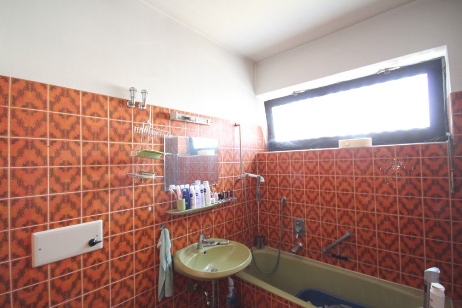 Badezimmer der gr��eren Whg. Mehrfamilienhaus Heppenheim (Bergstra�e)