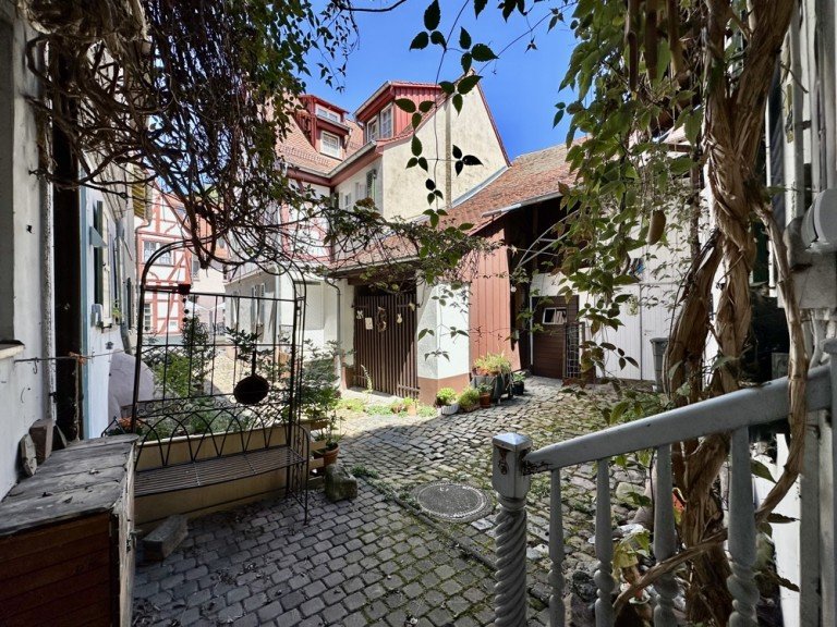 Blick in den Hof Heppenheim Einfamilienhaus +++ Eines der �ltesten H�user von Heppenheim +++
