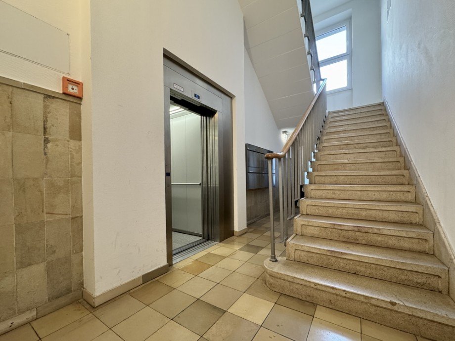 Eingang/Personenaufzug B�ro / Praxis Mannheim