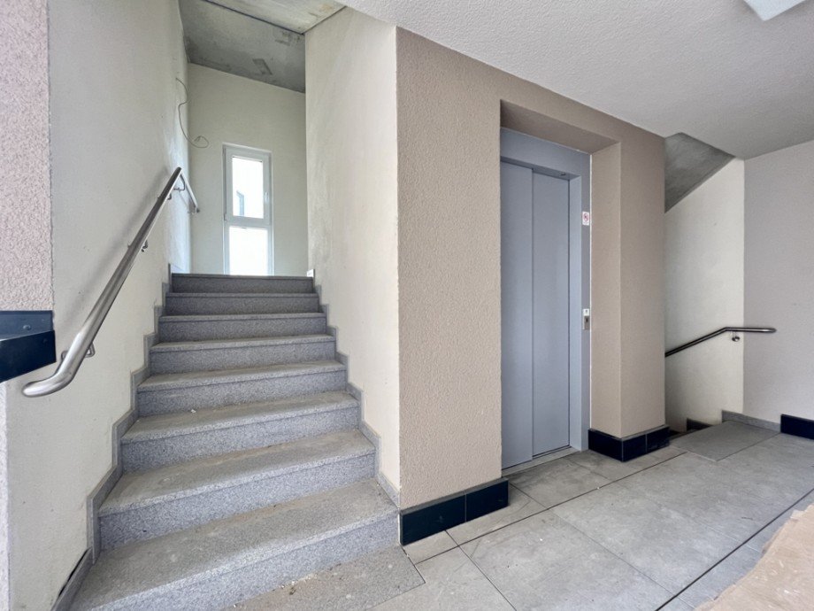 Treppenhaus/Lift Etagenwohnung F�rth