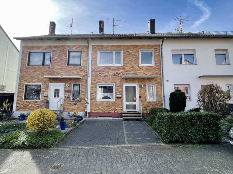 Aussenansicht Heppenheim Reihenmittelhaus +++ Renovierungsbed�rftiges Reihenmittelhaus mit Balkon und Terrasse +++