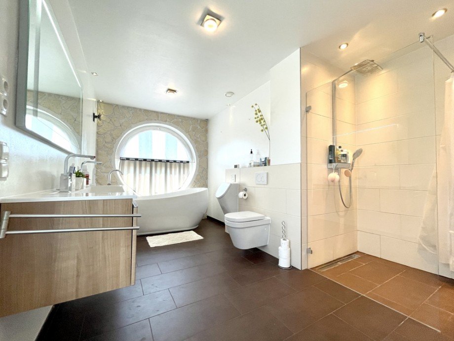 Bad En-Suite I im 1. OG Einfamilienhaus Heppenheim (Bergstra�e)