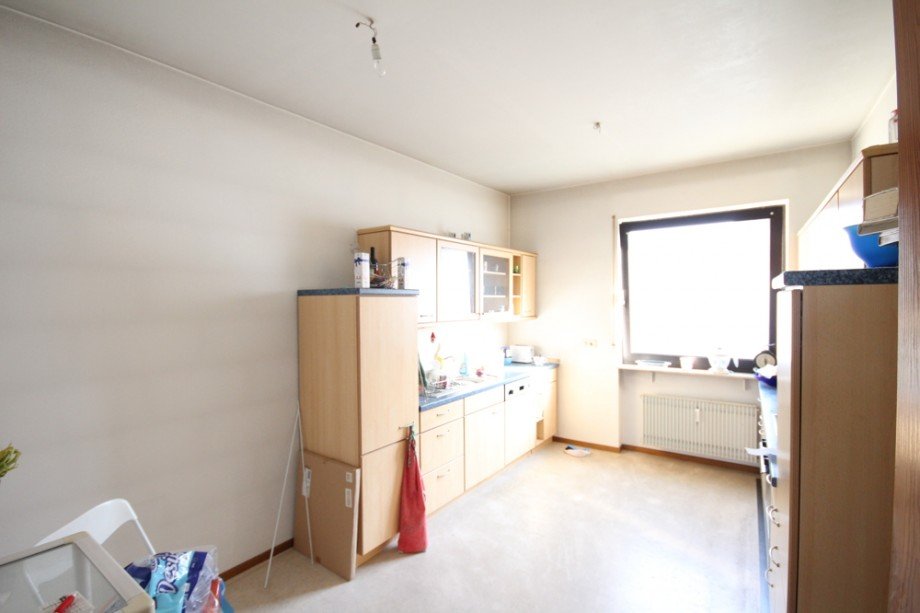Gro�z�gige K�che der gr��eren Whg. Mehrfamilienhaus Heppenheim (Bergstra�e)