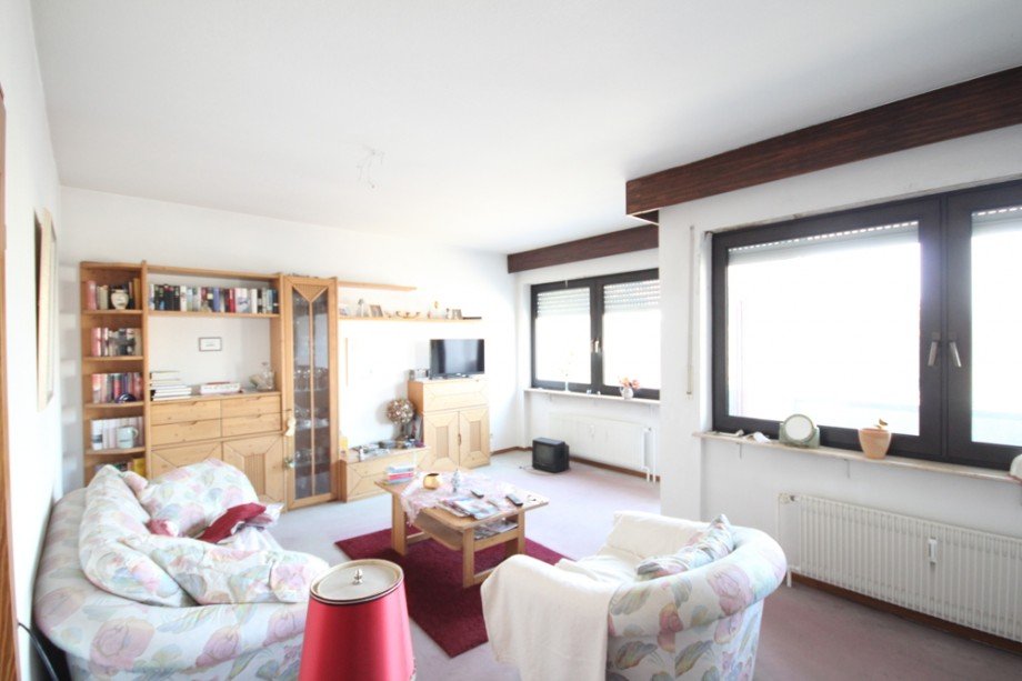 Helles Wohnzimmer mit Zugang zum Balkon Mehrfamilienhaus Heppenheim (Bergstra�e)