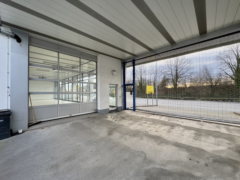 Eingang Verkaufsfl�che / Zufahrt Rolltor Ladenlokal Heppenheim