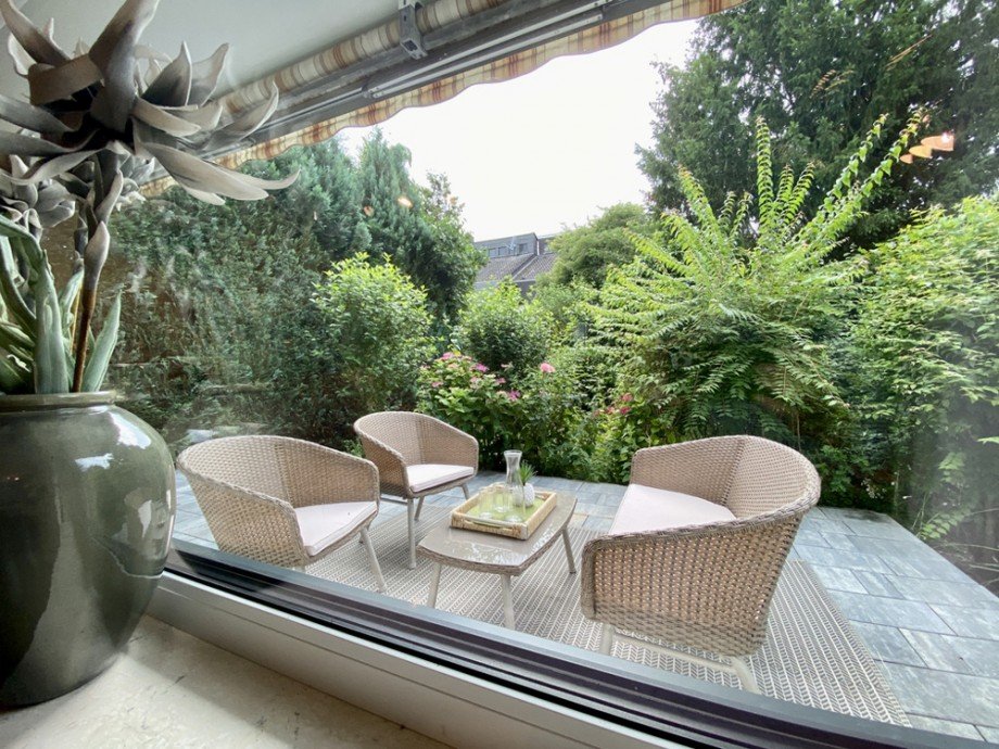 Ausblick Wohnzimmer zur Terrasse Reihenmittelhaus Seeheim-Jugenheim