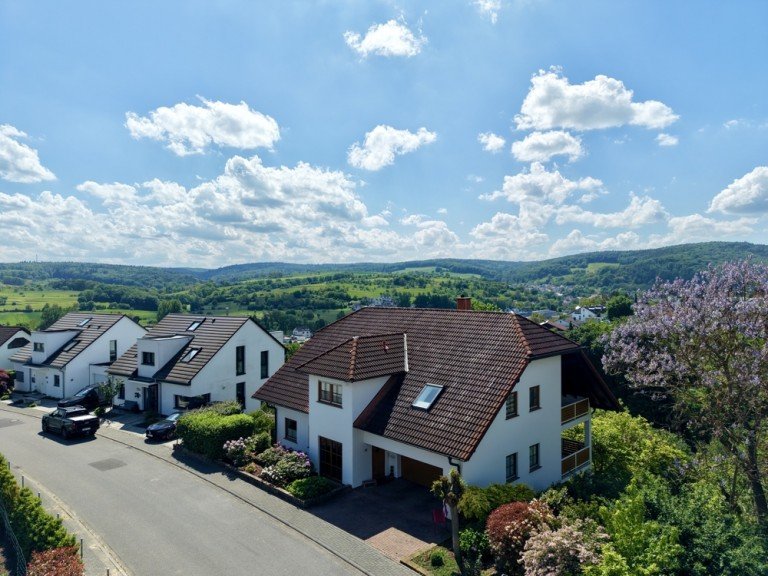 Frontansicht Obernburg am Main Einfamilienhaus +++ Einfamilienhaus mit tollem Weitblick in Obernburg am Main +++