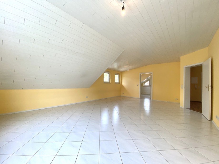 Wohn-/Esszimmer I Mehrfamilienhaus Heppenheim-Kirschhausen