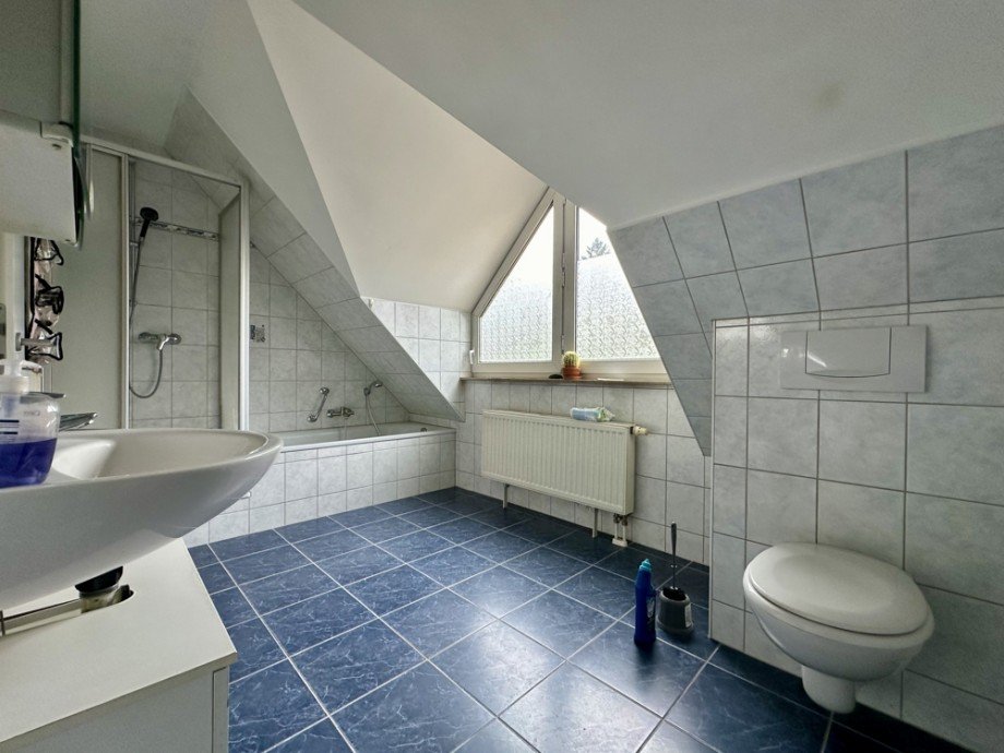 Badezimmer I Dachgeschosswohnung Heppenheim (Bergstra�e)