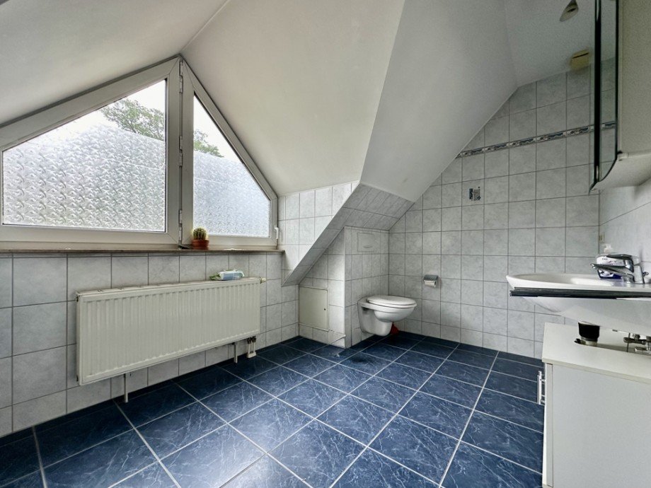Badezimmer II Dachgeschosswohnung Heppenheim (Bergstra�e)