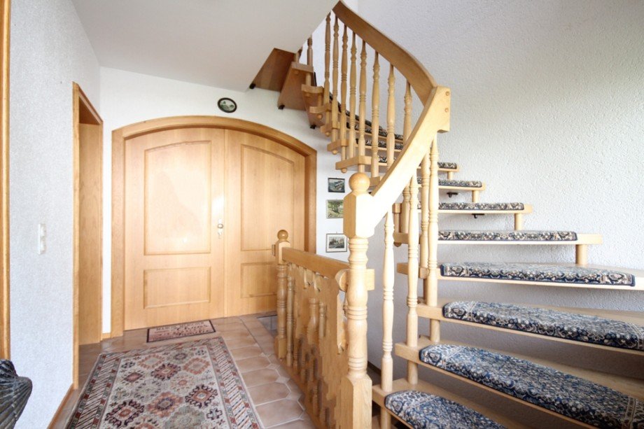 Hochwertige Massivholztreppe-Entre�_ Mehrfamilienhaus Wald-Michelbach