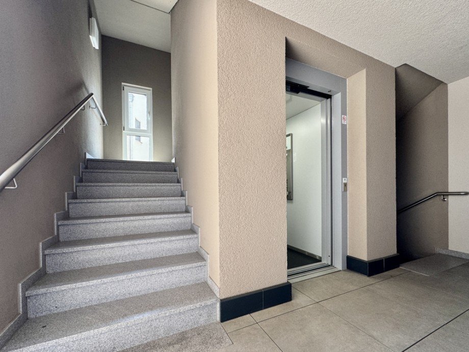 Treppenhaus/Aufzug Etagenwohnung F�rth