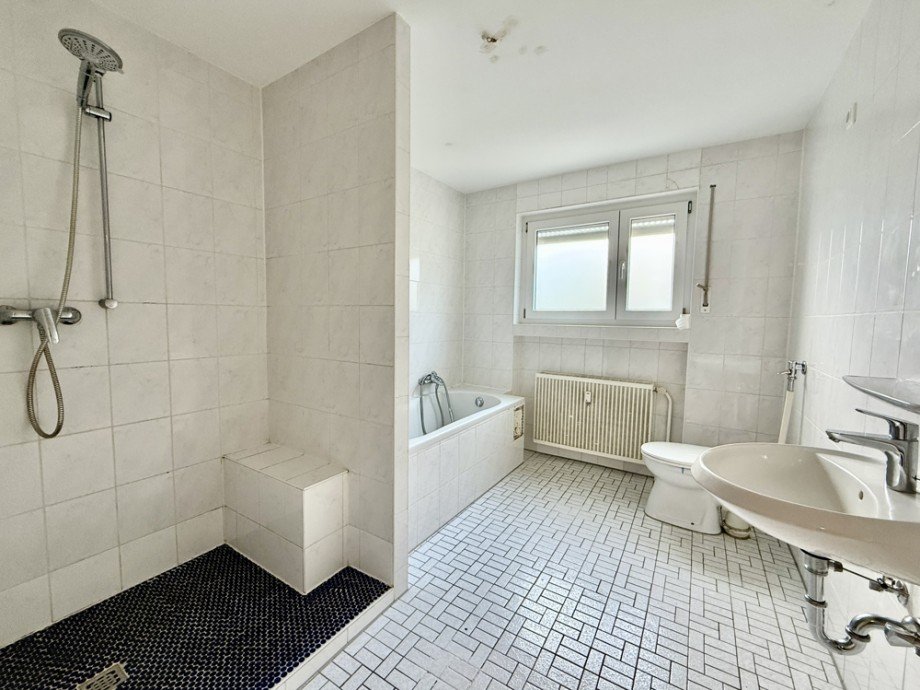 Tageslichtbad EG Zweifamilienhaus M�rlenbach / Bonsweiher